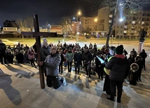 Zakończenie Rodzinnej Drogi Krzyżowej przed michalicką świątynią.