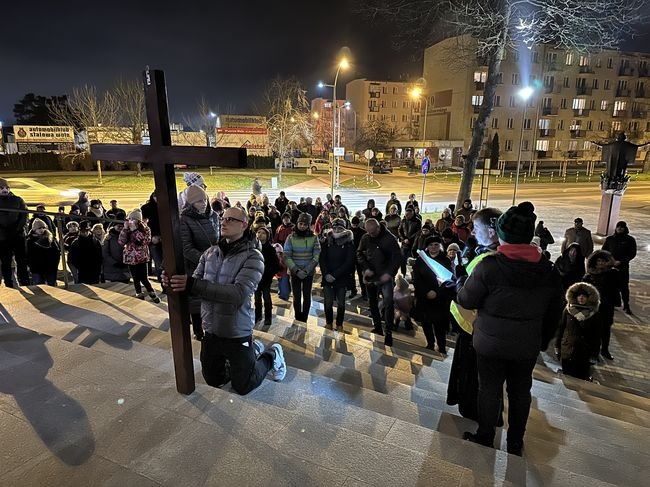 Zakończenie Rodzinnej Drogi Krzyżowej przed michalicką świątynią.