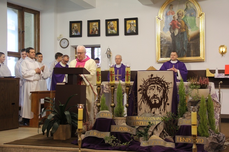 Kąclowa. 11 róż za dzieci i rocznica śmierci bp. Józefa Gucwy