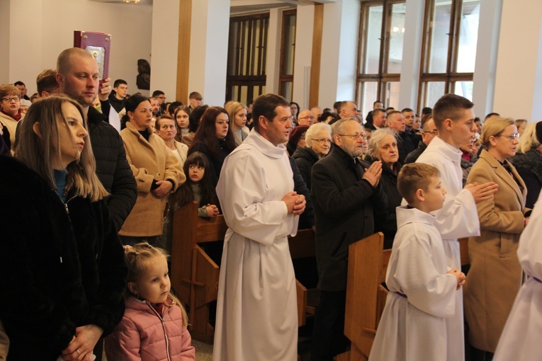 Kąclowa. 11 róż za dzieci i rocznica śmierci bp. Józefa Gucwy