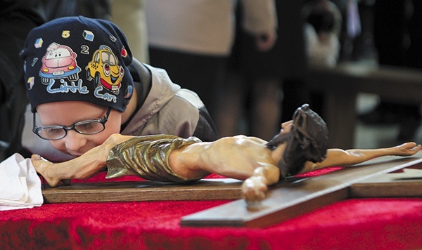 Adoracja Krzyża stanowi centralną część ceremonii Wielkiego Piątku. 