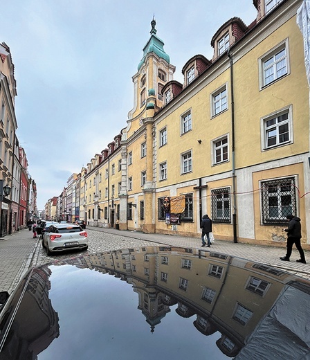 Sanktuarium św. Józefa Opiekuna Rodzin w Świdnicy stanęło wśród sklepów i kawiarni. W sercu miasta. 