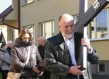 Podczas nabożeństwa wokół kościoła w Chybiu.