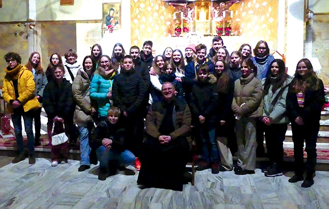 Hałcnowscy oazowicze ze swoim opiekunem.