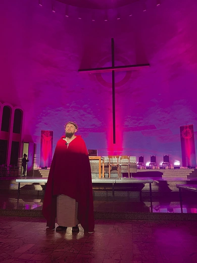 W tym roku nabożeństwom towarzyszy fragment Pieśni o Słudze Jahwe „On wyrósł przed nami jak młode drzewo i jakby korzeń z wyschniętej ziemi” z Księgi Izajasza. Do niego odnoszą się sceny aktorskie, które uzupełniają śpiewane części Gorzkich Żali.