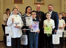 Zwycięzcy (od lewej): Karolina Nikonowicz (II miejsce),  Piotr Uniowski (I miejsce) i Weronika Mroncz (III miejsce).