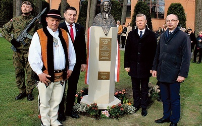 	Popiersie bohaterki znajduje się w parku obok kościoła.