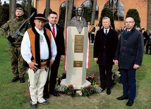 	Popiersie bohaterki znajduje się w parku obok kościoła.