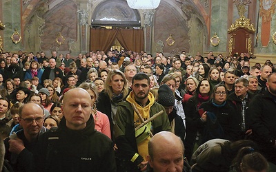 	Tak wielu wiernych jest tu tylko przed wyjściem na nocną modlitewną wędrówkę w ciszy.