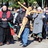 Przed Eucharystią uczestnicy dnia skupienia wzięli udział w Drodze Krzyżowej.