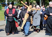 Przed Eucharystią uczestnicy dnia skupienia wzięli udział w Drodze Krzyżowej.