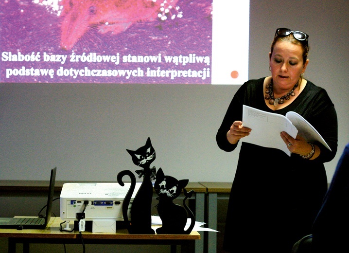 Dr Magdalena Przysiężna-Pizarska podczas wykładu.