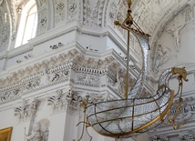 Ponad dwa tysiące rzeźb pokrywa sklepienia, ściany, kopułę oraz kaplice kościoła na Antokolu.