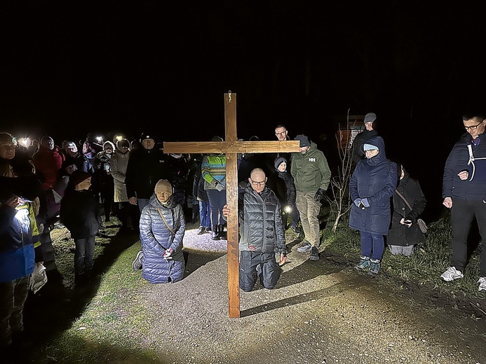 Krzyż nieśli też pojedynczy pątnicy.