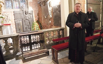 Abp Kupny poprowadził modlitwę przy płycie nagrobnej kardynała w katedrze.