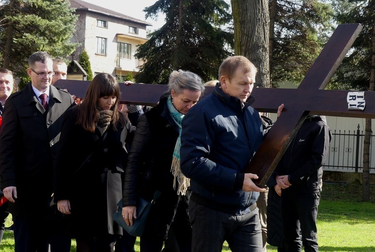 Rodziny Domowego Kościoła podczas Drogi Krzyżowej w Chybiu.