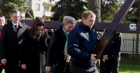 Rodziny Domowego Kościoła podczas Drogi Krzyżowej w Chybiu.