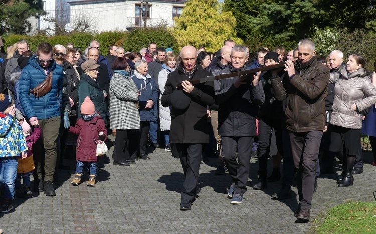 Rodziny Domowego Kościoła podczas Drogi Krzyżowej w Chybiu.