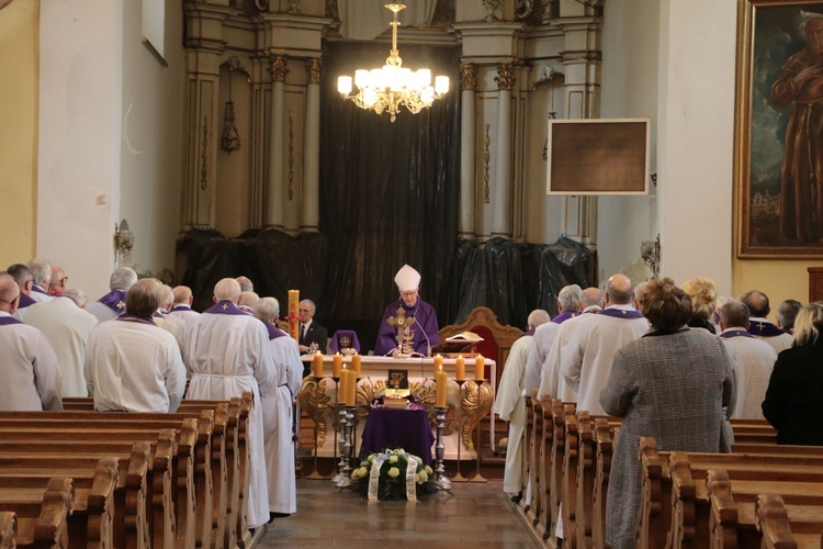 Płock. Pogrzeb ks. kan. Tadeusza Kuśnierza