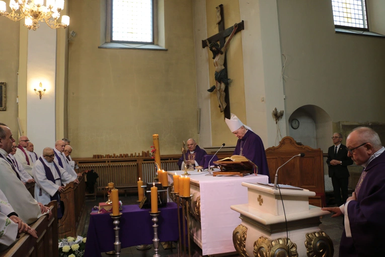 Płock. Pogrzeb ks. kan. Tadeusza Kuśnierza