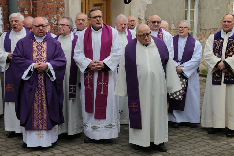 Płock. Pogrzeb ks. kan. Tadeusza Kuśnierza