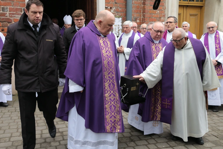 Płock. Pogrzeb ks. kan. Tadeusza Kuśnierza