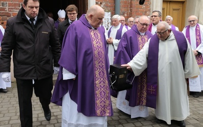 Płock. Jego kapłaństwo blisko krzyża