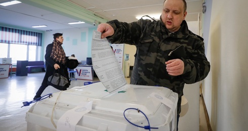 Rosyjskie media: Podczas wyborów prezydenckich zawiesił się system głosowania elektronicznego, wyborcy głosują pod presją