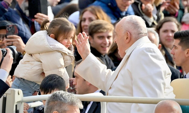 Franciszek opowiada o wydarzeniach ze swego życia: Olśniła mnie dziewczyna