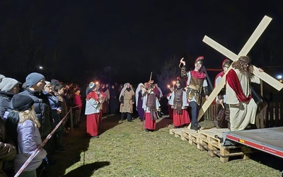 Przedstawiane sceny pomogły wiernym w skupieniu i modlitwie.