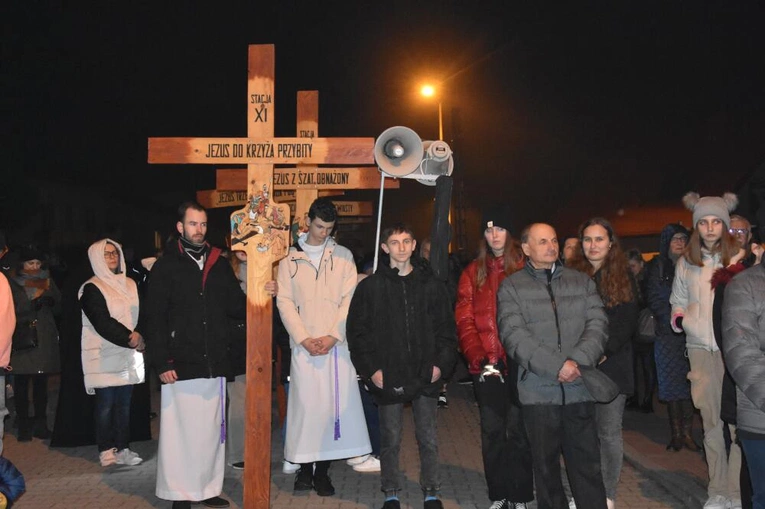 Dębica-Latoszyn. Droga Krzyżowa ulicami parafii