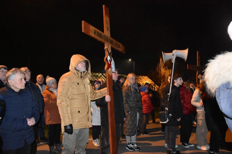 Dębica-Latoszyn. Droga Krzyżowa ulicami parafii