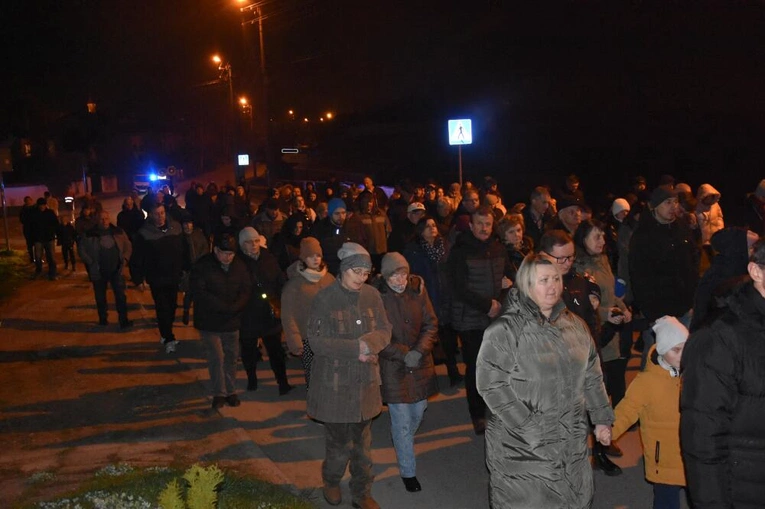 Dębica-Latoszyn. Droga Krzyżowa ulicami parafii