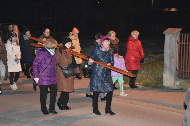 Dębica-Latoszyn. Droga Krzyżowa ulicami parafii