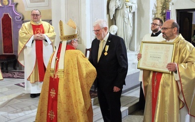 Papieski Krzyż "Pro Ecclesia et Pontifice" dla Hansa Steina