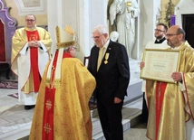 Papieski Krzyż "Pro Ecclesia et Pontifice" dla Hansa Steina