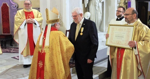 Papieski Krzyż "Pro Ecclesia et Pontifice" dla Hansa Steina