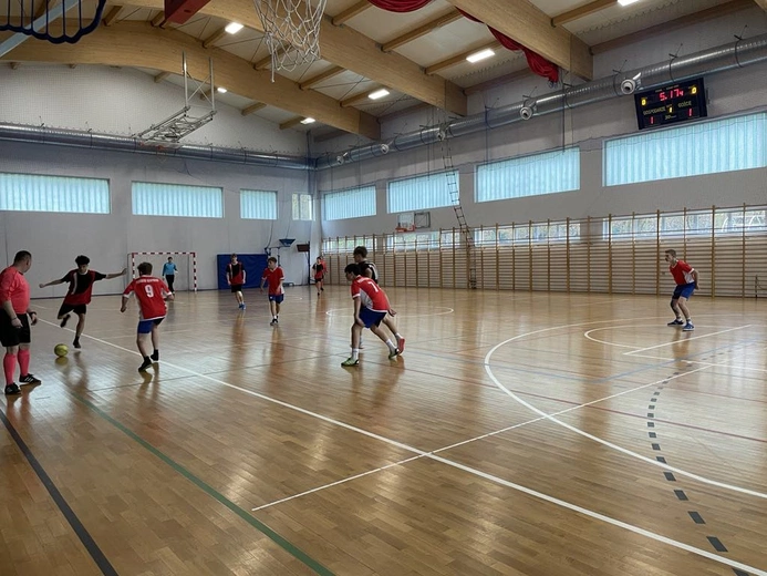 Limanowa. Rejonowe rozgrywki LSO w piłce halowej