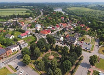 W Polsce jest 2477 gmin, w tym 302 gminy miejskie, 677 gmin miejsko-wiejskich i 1498 wiejskich. Przykładem gminy miejsko-wiejskiej jest Opatowiec.