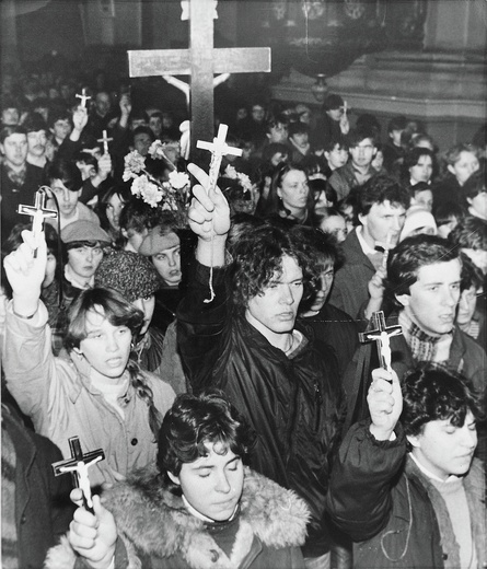 Marzec 1984 roku. Młodzież z Zespołu Szkół Rolniczych podczas katechezy wygłoszonej przez bp. Jana Mazura w kościele w Garwolinie. 