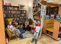 Bogumiła Kułach, dyrektorka biblioteki w Białym Dunajcu, z małymi czytelnikami. – Jeśli chcemy, by czytali dorośli – wychowajmy sobie czytelników od małego – mówi. 