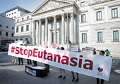 Hiszpanie protestowali przeciwko zalegalizowaniu eutanazji, kiedy parlament w Madrycie przyjmował prawo o śmierci wspomaganej.