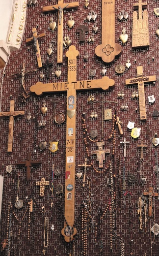 Krzyż z Miętnego wśród wotów w kaplicy MB Częstochowskiej.