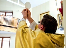 	Wielki Czwartek, gdy wspominamy ustanowienie sakramentu kapłaństwa, to pierwszy dzień projektu.