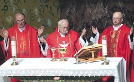 	Pierwszy kapłan złotołańskiej wspólnoty z pierwszymi wikarymi: ks. Józefem Pilchem (z lewej) i ks. Józefem Walusiakem (z prawej) w 2017 r.