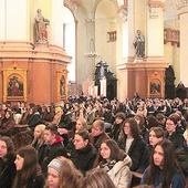 Młodzież jest ważna dla Boga i Kościoła, o czym przekonywał bp Piotr Wawrzynek.