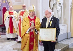 Odznaczenie laureatowi wręczył bp Rudolf Pierskała.