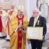 Odznaczenie laureatowi wręczył bp Rudolf Pierskała.
