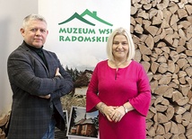 Do odwiedzin ekspozycji zachęcają Ilona Jaroszek i Przemysław Bednarczyk.