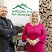 Do odwiedzin ekspozycji zachęcają Ilona Jaroszek i Przemysław Bednarczyk.